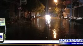 Caption: tampak banjir sudah menggenangi ruas jalan raya Sampang kota.