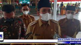Caption: Bupati Bangkalan (R. Abdul Latif Amin Imron) saat diwawancara awak media.