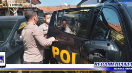 Caption: anggota Polsek Sampang saat mengamankan terduga pelaku pencurian di Pasar Srimangunan.