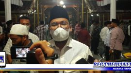 Caption: Bupati Bangkalan (R Abdul Latif Amin Imron) saat diwawancara awak media.