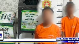 Caption: dua tersangka kasus pencurian kotak amal masjid saat diamankan di Mapolsek Karangpilang, Surabaya.