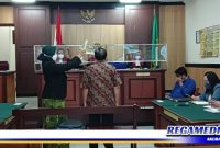 Caption: pengambilan sumpah sebelum berlangsungnya sidang sengketa lahan.