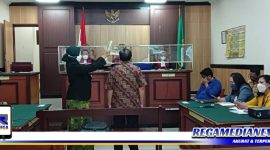 Caption: pengambilan sumpah sebelum berlangsungnya sidang sengketa lahan.