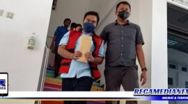 Caption: tampak dua pegawai pegadaian di Bangkalan memakai rompi tahanan Kejaksaan Negeri Bangkalan.