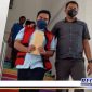 Caption: tampak dua pegawai pegadaian di Bangkalan memakai rompi tahanan Kejaksaan Negeri Bangkalan.