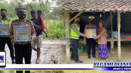 Caption: tampak anggota Satlantas Polres Sampang membawa dan memberikan bantuan paket sembako kepada warga kurang mampu.
