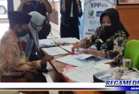 Caption: sejumlah warga antuasias ikuti operasi katarak gratis yang di prakarsai YPP Indonesia dan RSD Ketapang.
