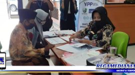 Caption: sejumlah warga antuasias ikuti operasi katarak gratis yang di prakarsai YPP Indonesia dan RSD Ketapang.