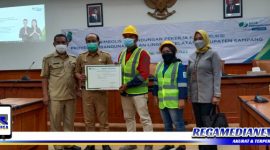 Caption: penyerahan simbolis perlindungan pekerja konstruksi proyek JLS di Kabupaten Sampang oleh BPJS Ketenagakerjaan Cabang Madura.