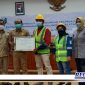 Caption: penyerahan simbolis perlindungan pekerja konstruksi proyek JLS di Kabupaten Sampang oleh BPJS Ketenagakerjaan Cabang Madura.