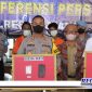 Caption: Kapolres Sampang (AKBP Arman) tunjukkan barang bukti narkoba jenis sabu-sabu.