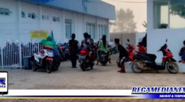 Caption: lokasi lahan parkir liar di halaman samping gedung Puskesmas Kedungdung, Sampang.