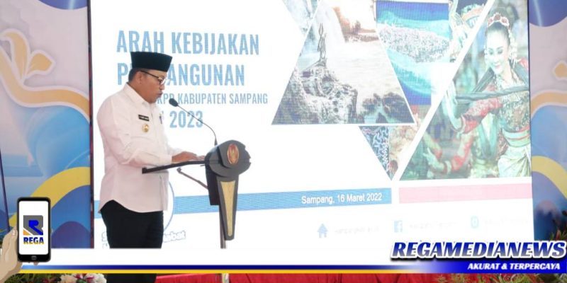 Caption: Bupati Sampang (H. Slamet Junaidi) saat menyampaikan sambutan dalam kegiatan Musrenbang RKPD 2023.