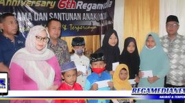 Capation: Dirut PT Rega Media Universal (batik) didampingi Pimpinan Redaksi Rega Media News (baju dongker) saat memberikan santunan kepada anak yatim.