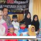 Capation: Dirut PT Rega Media Universal (batik) didampingi Pimpinan Redaksi Rega Media News (baju dongker) saat memberikan santunan kepada anak yatim.