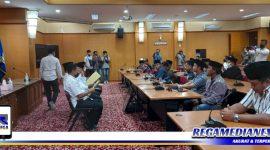 Caption: Koalisi Masyarakat Pro Demokrasi (KMPD) saat audiensi di aula kantor Pemkab Bangkalan.