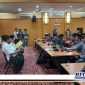 Caption: Koalisi Masyarakat Pro Demokrasi (KMPD) saat audiensi di aula kantor Pemkab Bangkalan.