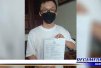Caption: Edwin, korban penganiayaan di Bank Mega, tunjukkan surat tanda bukti lapor polisi 