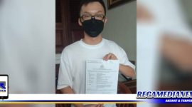Caption: Edwin, korban penganiayaan di Bank Mega, tunjukkan surat tanda bukti lapor polisi 
