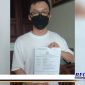 Caption: Edwin, korban penganiayaan di Bank Mega, tunjukkan surat tanda bukti lapor polisi 