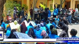 Caption: puluhan mahasiswa saat aksi unjuk rasa di halaman kampus STKIP PGRI Bangkalan.