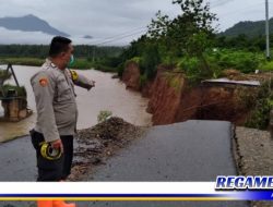 Luapan Air Sungai Bone Akibatkan Badan Jalan Amblas dan Poros Utama Jalan Putus