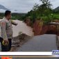 Caption: personil Polsek Suwawa saat memasang garis polisi di jalan Muchlis Rahim, Dusun III Desa Bulontala Timur, Kecamatan Suwawa Selatan, Bone Bolango, Gorontalo, yang amblas.