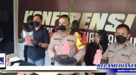 Caption: Kapolres Pelabuhan Tanjung Perak (AKBP Anton Elfrino Trisanto), tunjukkan barang bukti ganja.