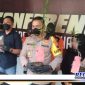 Caption: Kapolres Pelabuhan Tanjung Perak (AKBP Anton Elfrino Trisanto), tunjukkan barang bukti ganja.