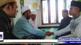 Caption: pemuda asal NTT saat mengucapkan dua kalimat syahadat di masjid Desa Gunung Maddah, Sampang.