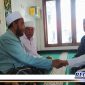 Caption: pemuda asal NTT saat mengucapkan dua kalimat syahadat di masjid Desa Gunung Maddah, Sampang.