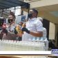 Caption: Kapolsek Tambaksari didampingi Kanit Reskrim tunjukkan puluhan botol miras dari hasil razia.