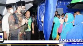 Caption: Bupati Bangkalan (R. Abdul Latif Amin Imron) meninjau stand Busama di depan pendapa agung Bangkalan.