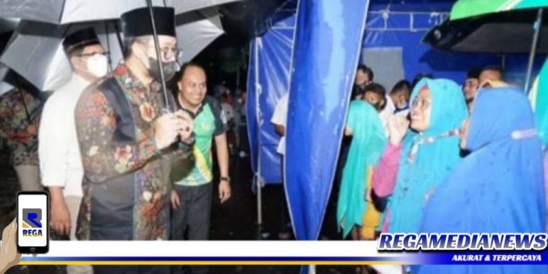 Caption: Bupati Bangkalan (R. Abdul Latif Amin Imron) meninjau stand Busama di depan pendapa agung Bangkalan.