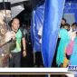 Caption: Bupati Bangkalan (R. Abdul Latif Amin Imron) meninjau stand Busama di depan pendapa agung Bangkalan.