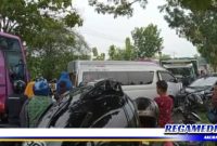Caption: tampak kendaraan yang terlibat kecelakaan dan terjadinya kemacetan di lokasi kejadian.