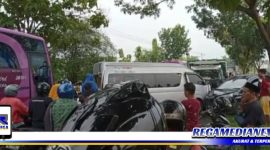Caption: tampak kendaraan yang terlibat kecelakaan dan terjadinya kemacetan di lokasi kejadian.
