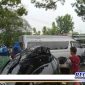 Caption: tampak kendaraan yang terlibat kecelakaan dan terjadinya kemacetan di lokasi kejadian.
