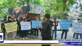Caption: massa dari Gagak Hitam dan Rembol 76 saat berorasi didepan Pengadilan Negeri Kota Surabaya.