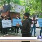 Caption: massa dari Gagak Hitam dan Rembol 76 saat berorasi didepan Pengadilan Negeri Kota Surabaya.