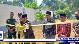 Caption: Kajari Bangkalan saat memotong pita sebagai tanda di launchingnya pelayanan hukum di Desa Parseh.