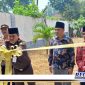 Caption: Kajari Bangkalan saat memotong pita sebagai tanda di launchingnya pelayanan hukum di Desa Parseh.