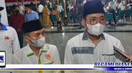 Caption: Bupati Bangkalan (R Abdul Latif Amin Imron) bersama Ketua KONI Bangkalan (Moh Fauzan Jakfar).