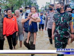 Pastikan Warganya Aman, Bupati Pamekasan Terobos Genangan Banjir