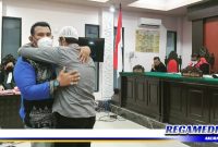 Caption: suasana haru saat korban dan terdakwa saling berpelukan dan bermaaf-maafan, di hadapan Majelis Hakim Pengadilan Negeri Limboto.