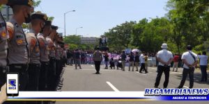Ratusan Mahasiswa Blokade Jembatan Suramadu