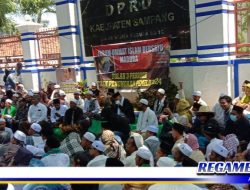 Selain Mahasiswa, Ratusan Umat Islam Bersatu Kepung Kantor DPRD Sampang