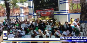 Selain Mahasiswa, Ratusan Umat Islam Bersatu Kepung Kantor DPRD Sampang