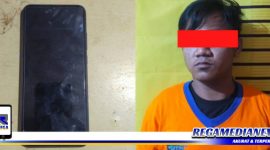 Caption: tersangkap SM (DPO) kasus penjambretan saat diamankan di Mapolsek Tambaksari Surabaya.