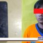 Caption: tersangkap SM (DPO) kasus penjambretan saat diamankan di Mapolsek Tambaksari Surabaya.